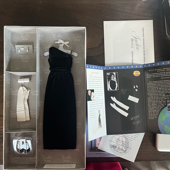 New in box outfit for The Jackie Kennedy Onassis Doll with paperwork - Picture 11 of 12